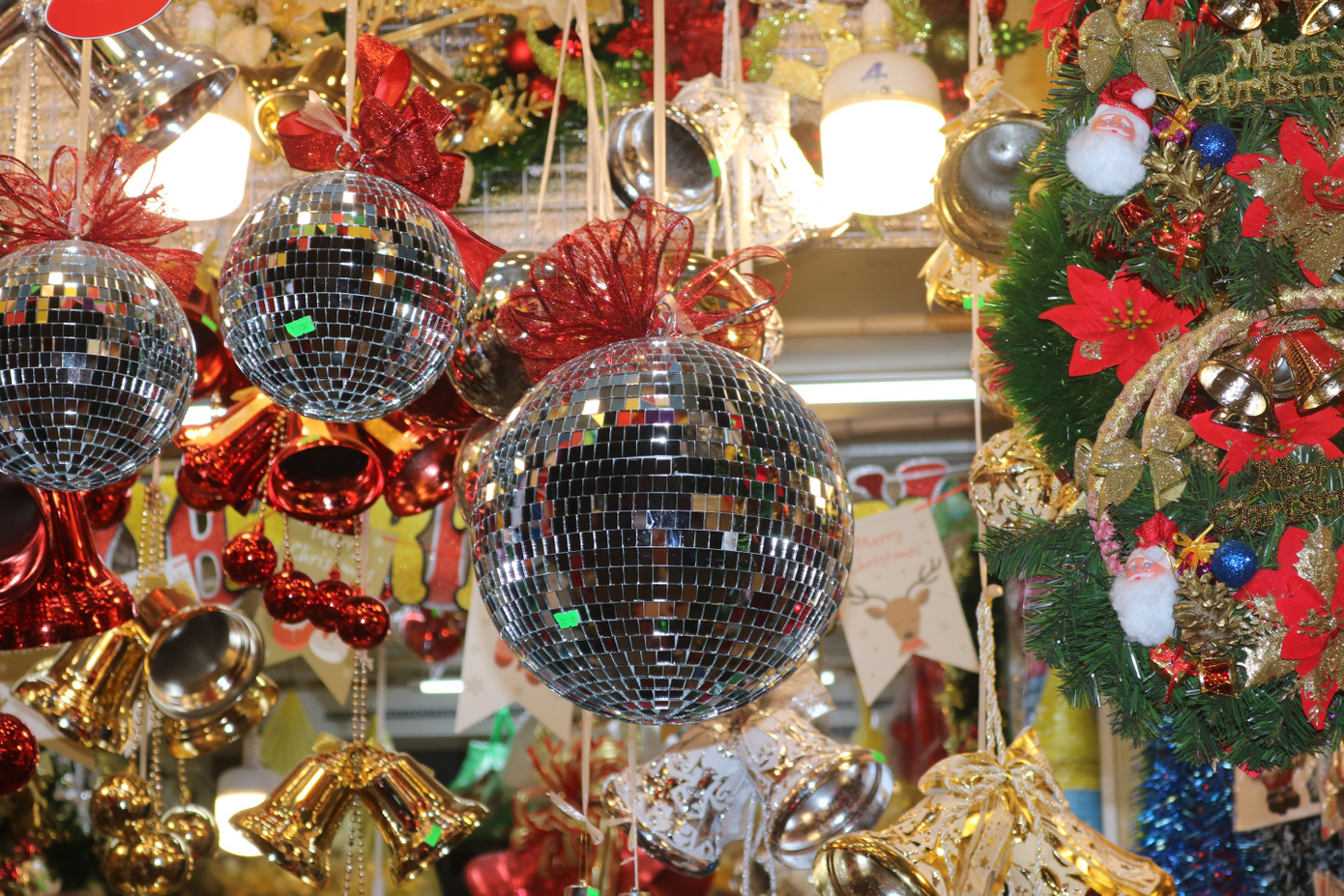 Nam thanh, nữ tú nhộn nhịp lên phố Hàng Mã trước thềm Giáng Sinh ảnh 12