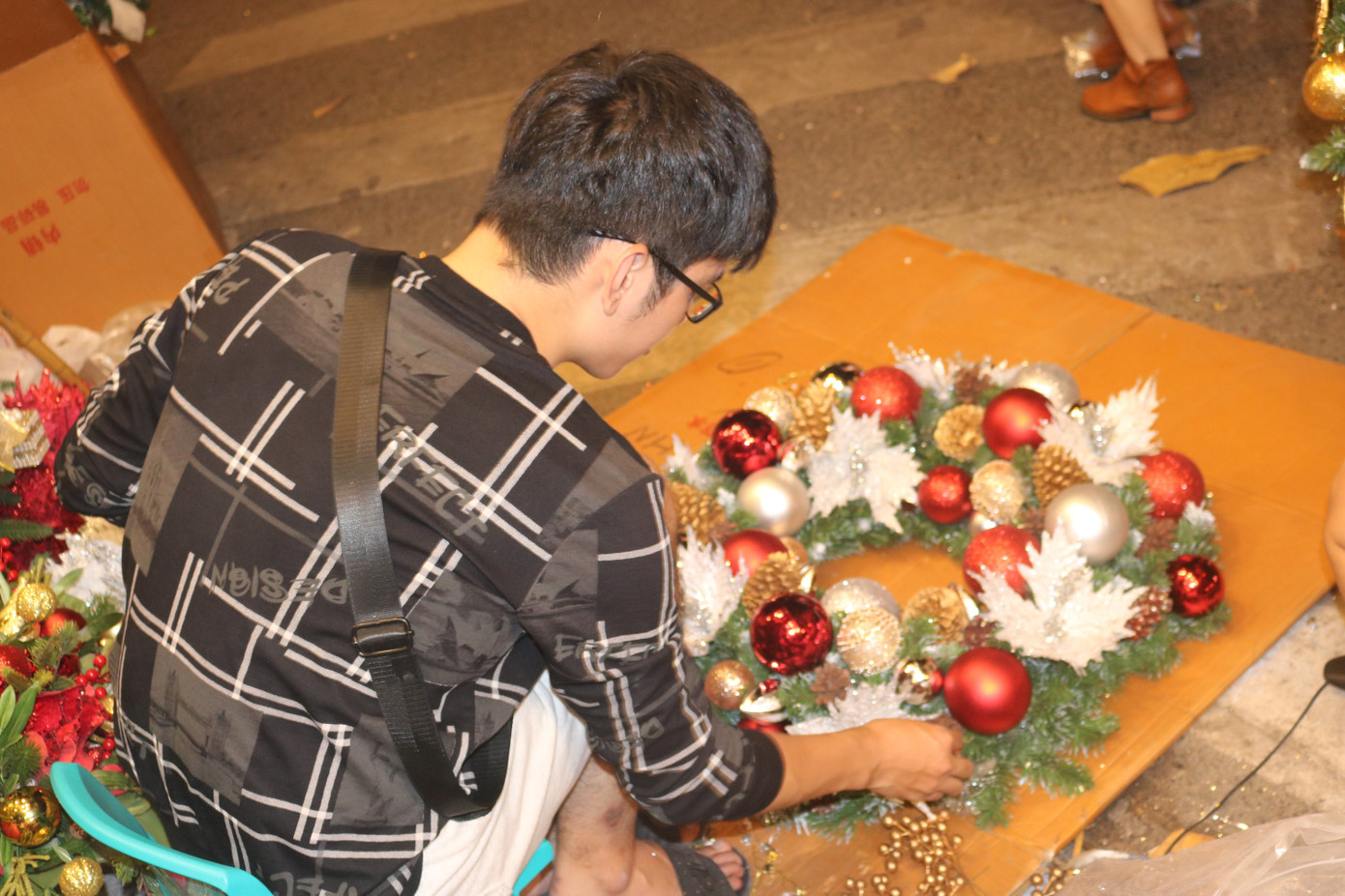 Nam thanh, nữ tú nhộn nhịp lên phố Hàng Mã trước thềm Giáng Sinh ảnh 9