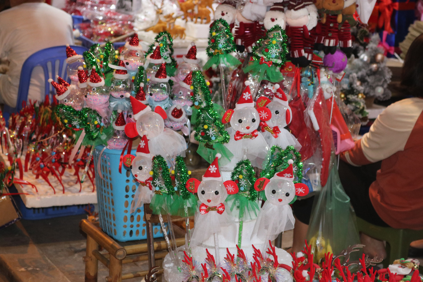 Nam thanh, nữ tú nhộn nhịp lên phố Hàng Mã trước thềm Giáng Sinh ảnh 8