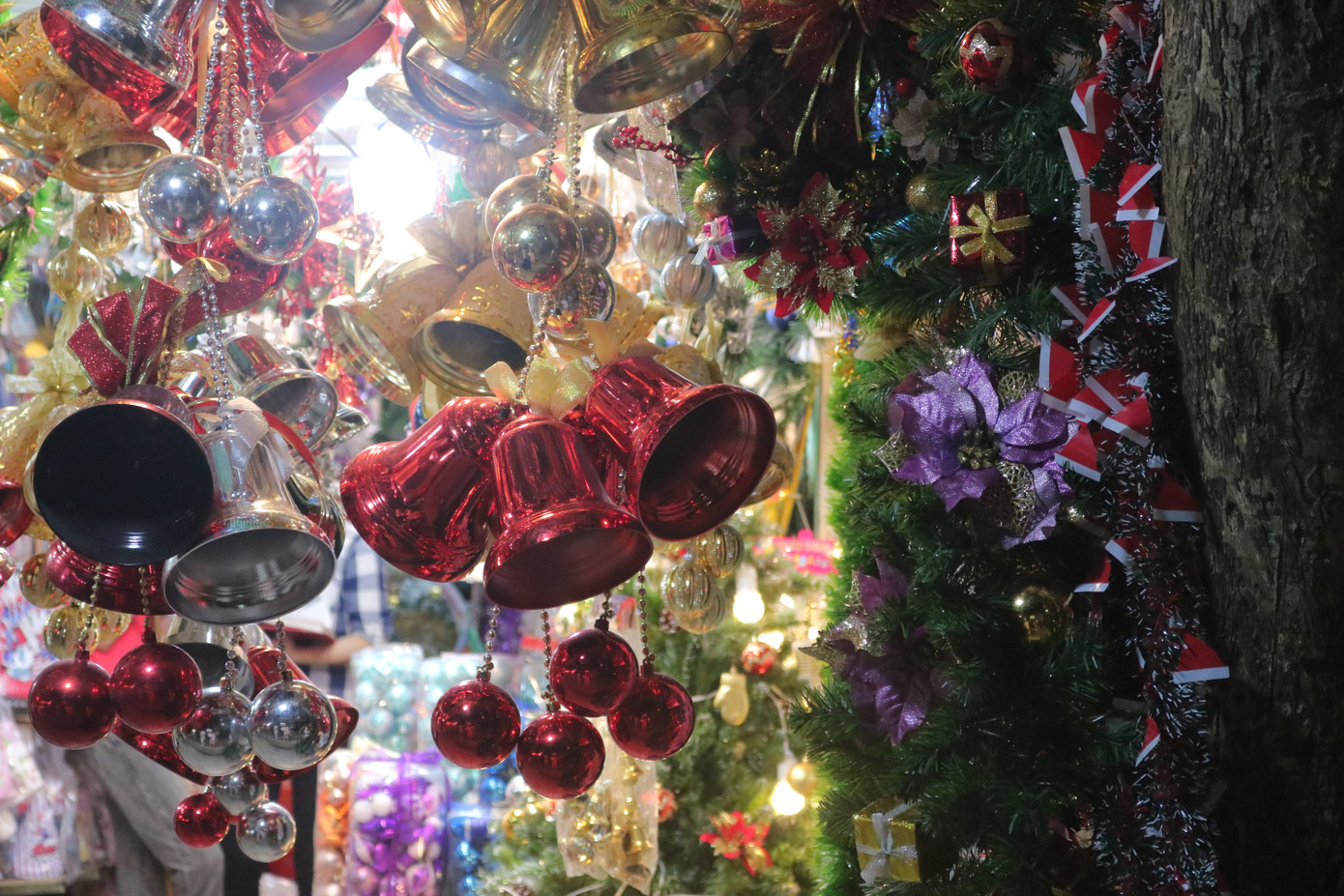 Nam thanh, nữ tú nhộn nhịp lên phố Hàng Mã trước thềm Giáng Sinh ảnh 6