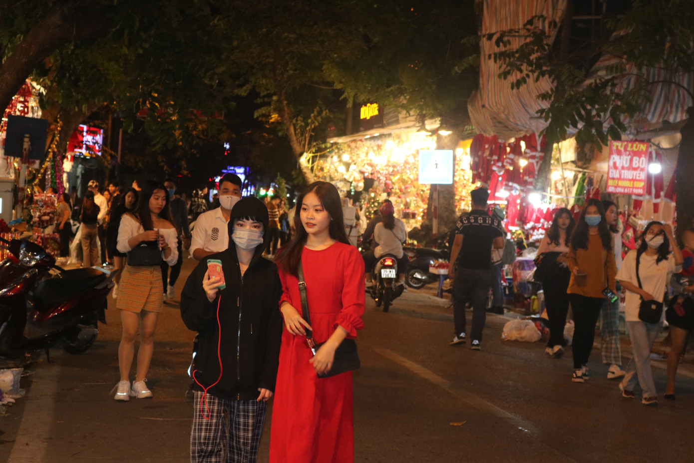 Nam thanh, nữ tú nhộn nhịp lên phố Hàng Mã trước thềm Giáng Sinh ảnh 2
