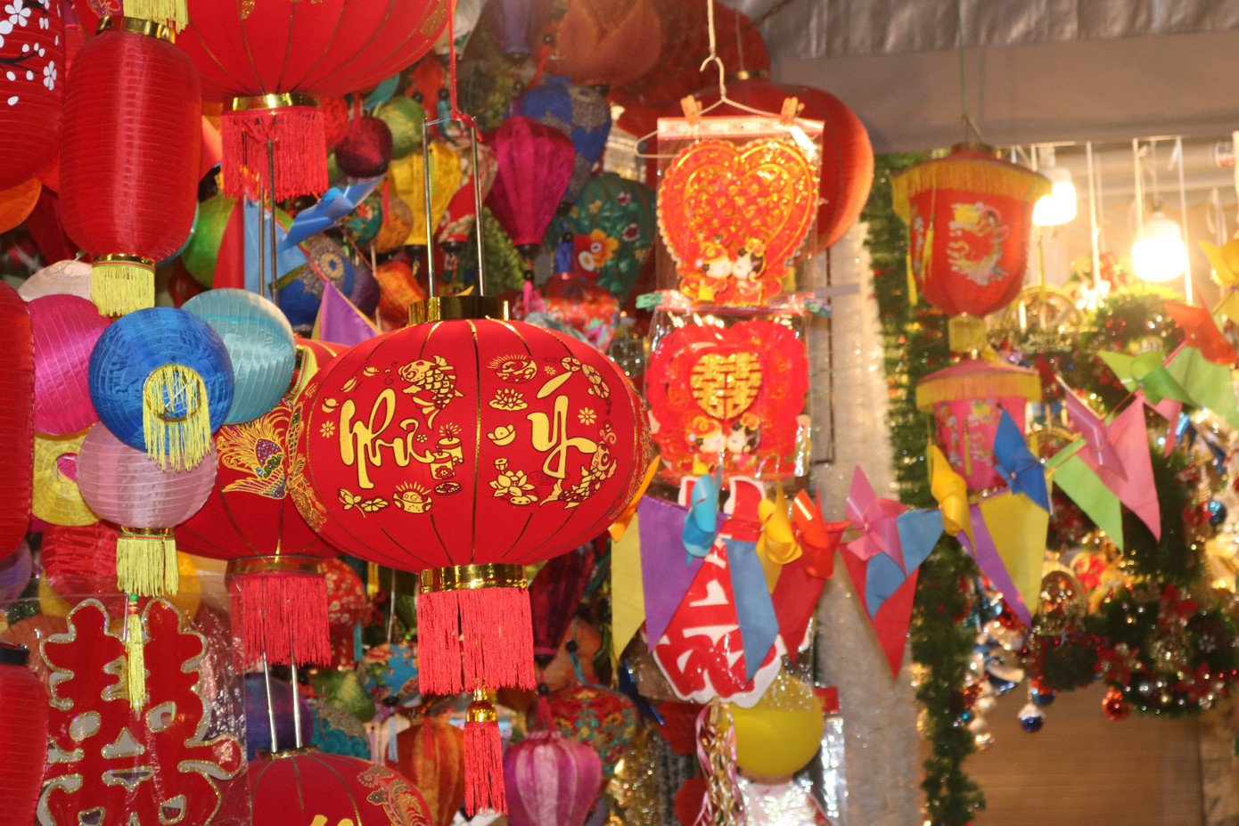 Nam thanh, nữ tú nhộn nhịp lên phố Hàng Mã trước thềm Giáng Sinh ảnh 11