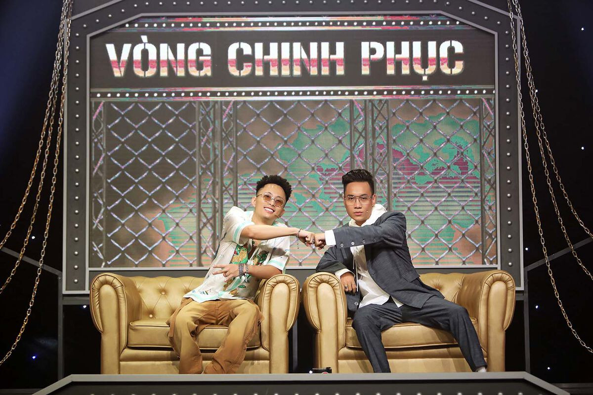 Những cử chỉ tình tứ của bộ đôi giám khảo Rap Việt khiến ai nấy đều 'đứng ngồi không yên' ảnh 1