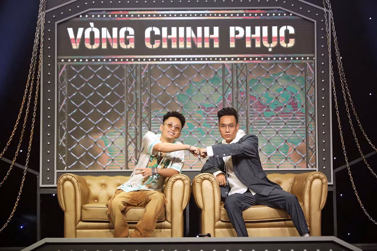 Những cử chỉ tình tứ của bộ đôi giám khảo Rap Việt khiến ai nấy đều 'đứng ngồi không yên' ảnh 1