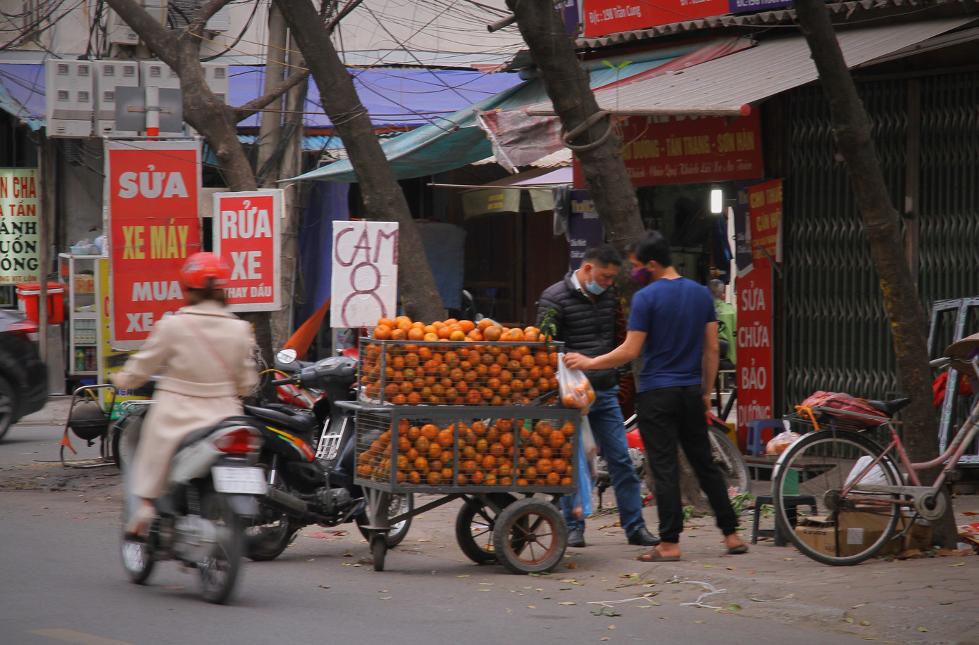 Hoa quả giá rẻ không rõ nguồn gốc bán trên phố Hà Nội vẫn hút khách ảnh 13