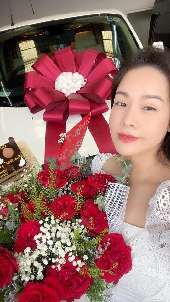 Giữa ồn ào tình cảm với Titi (HKT), Nhật Kim Anh vẫn rạng rỡ khoe xe mới tậu tiền tỷ ảnh 2