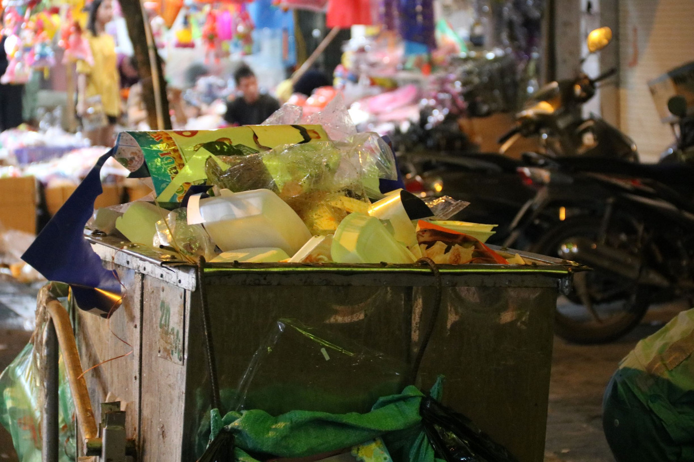 Phố Hàng Mã ngập trong 'biển rác' sau đêm Trung thu ảnh 6