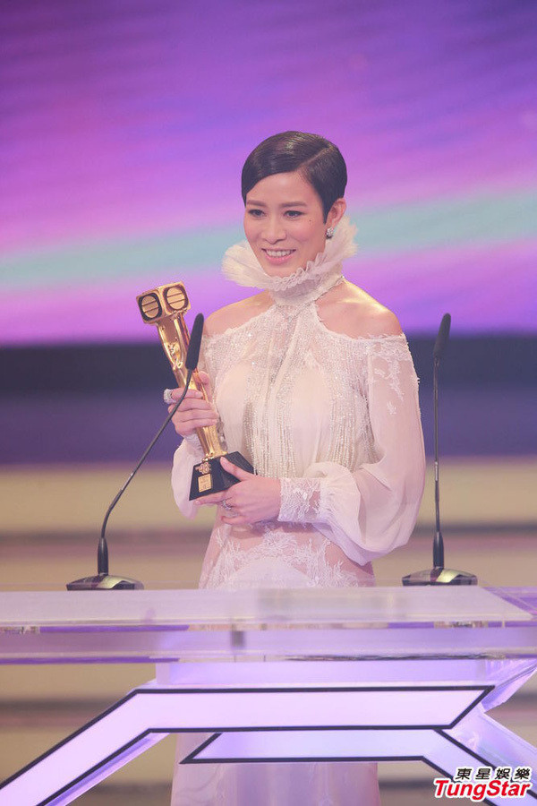 'Nhàn Phi' Xa Thi Mạn diện váy bó sát, lộ lưng trần quyến rũ khó tin ở tuổi 45 ảnh 7