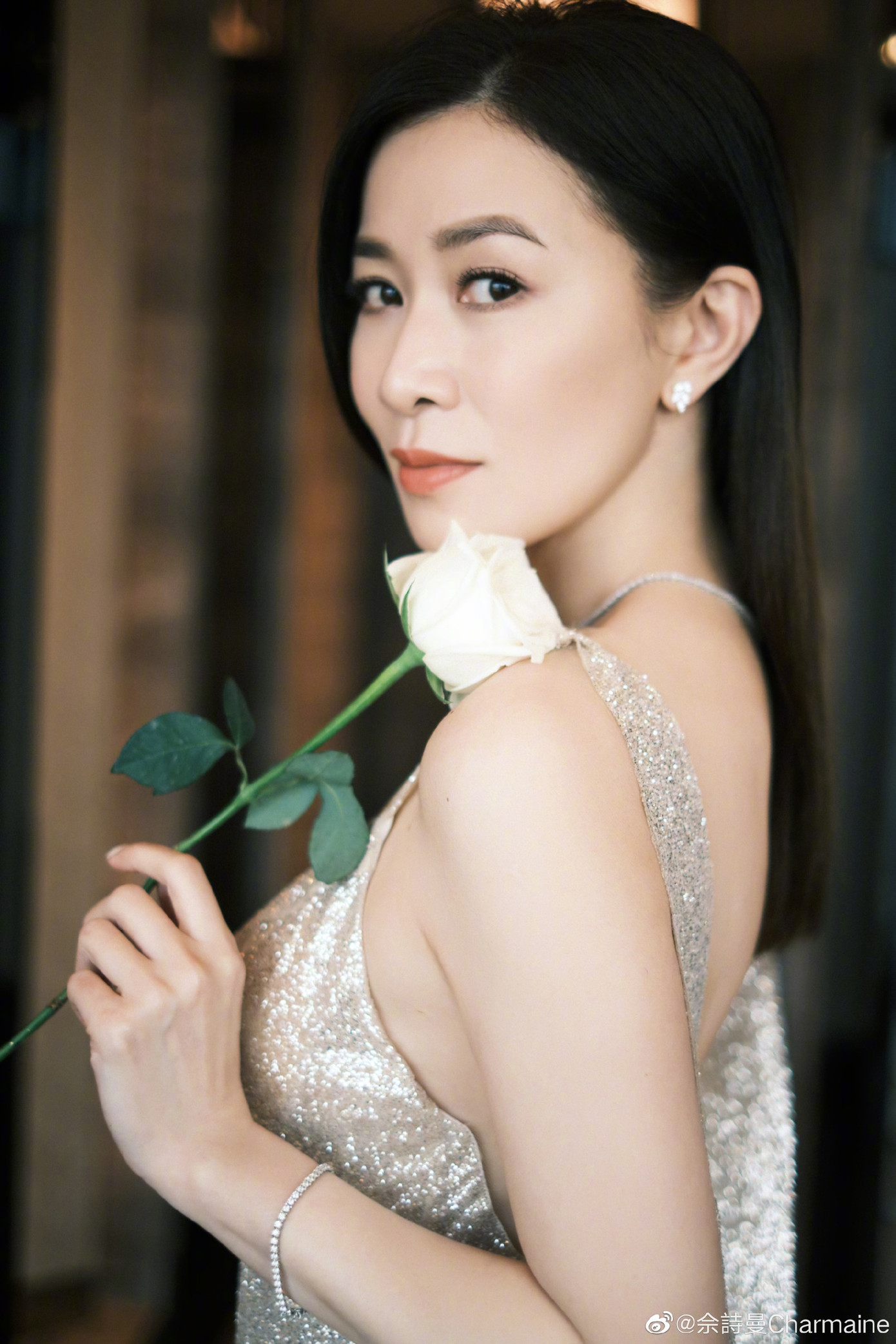 'Nhàn Phi' Xa Thi Mạn diện váy bó sát, lộ lưng trần quyến rũ khó tin ở tuổi 45 ảnh 3