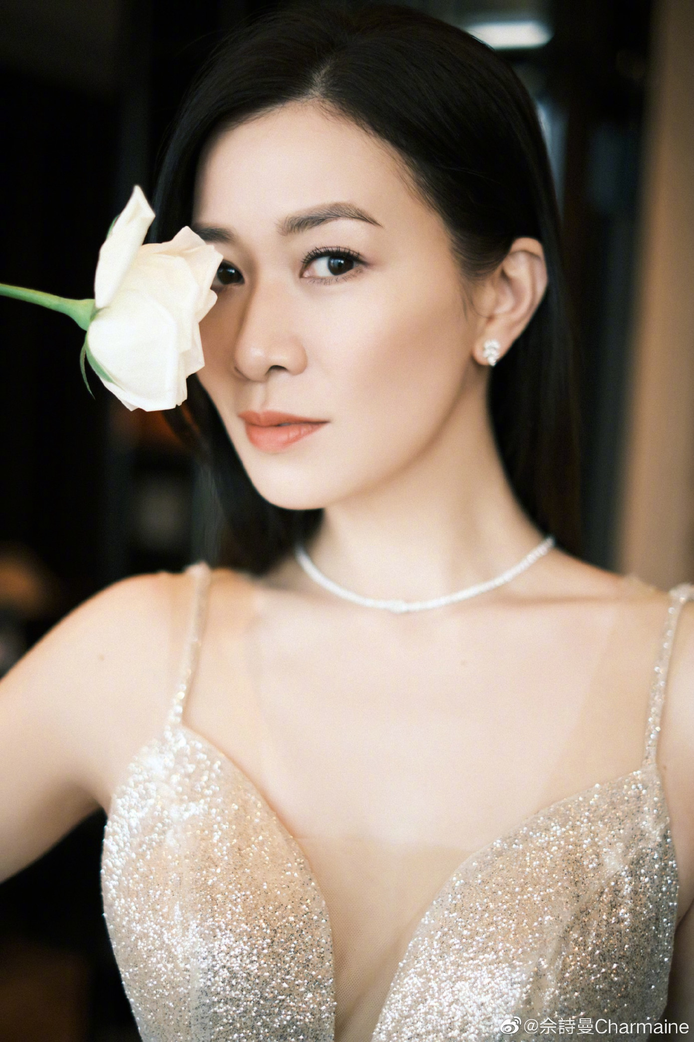 'Nhàn Phi' Xa Thi Mạn diện váy bó sát, lộ lưng trần quyến rũ khó tin ở tuổi 45 ảnh 1