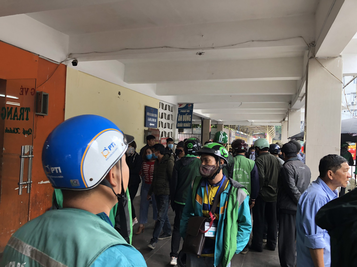 Bến xe đông đúc dòng người về quê đón Tết Dương lịch ảnh 2