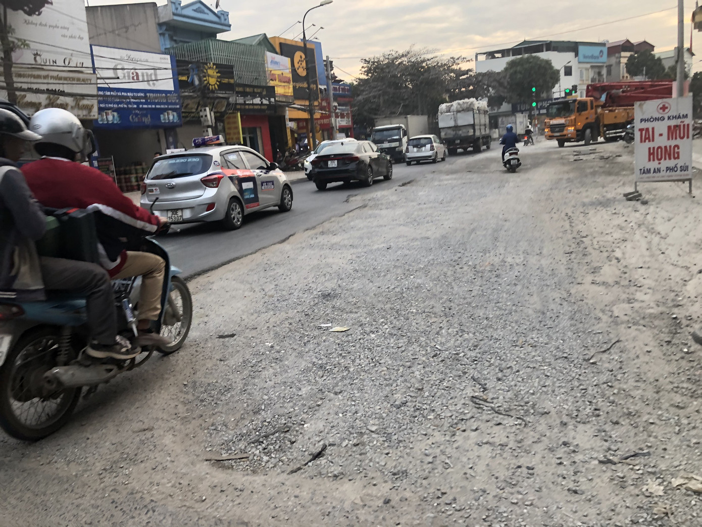 Những tuyến đường chằng chịt ‘ổ gà, ổ voi’ ở Hà Nội ảnh 10