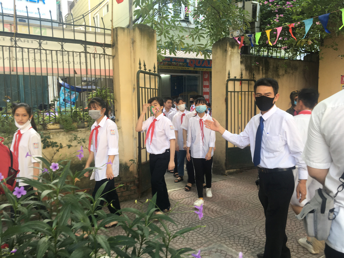 Lễ khai giảng ở ngôi trường học sinh hát Quốc ca bằng tay ảnh 4