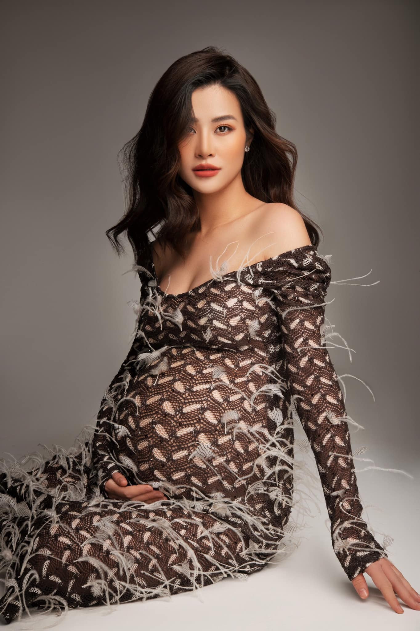 Đông Nhi diện váy xuyên thấu, khoe ảnh bụng bầu đón sinh nhật tuổi 32 ảnh 3