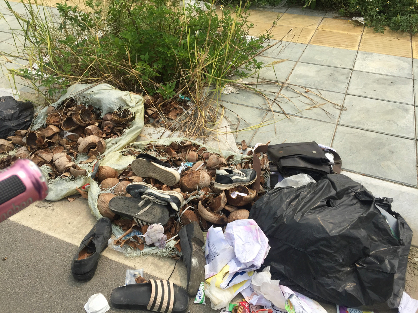 Hố trồng cây trên đường 'trăm tỷ' ở Hà Nội biến thành bãi rác ảnh 12