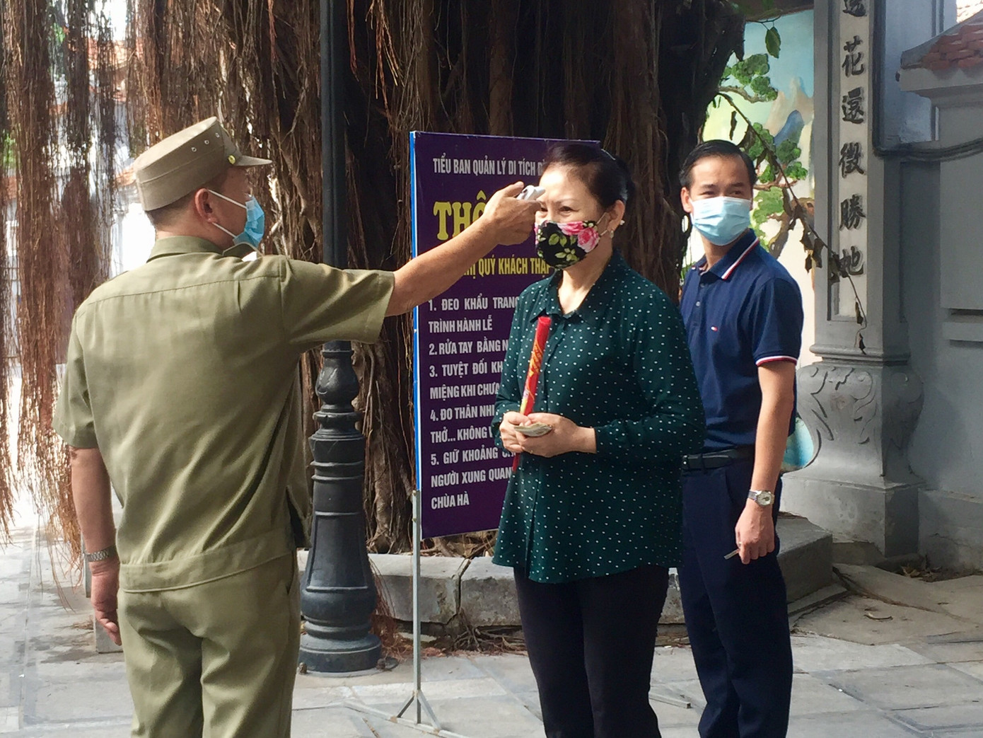 Rằm tháng 7 giữa dịch COVID: Chùa, phủ Hà Nội vắng người cúng lễ ảnh 5