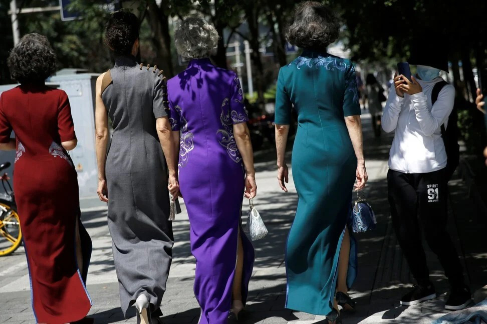 4 'bà bà' biến đường phố thành sàn diễn thời trang gây 'sốt' cộng đồng mạng ảnh 8