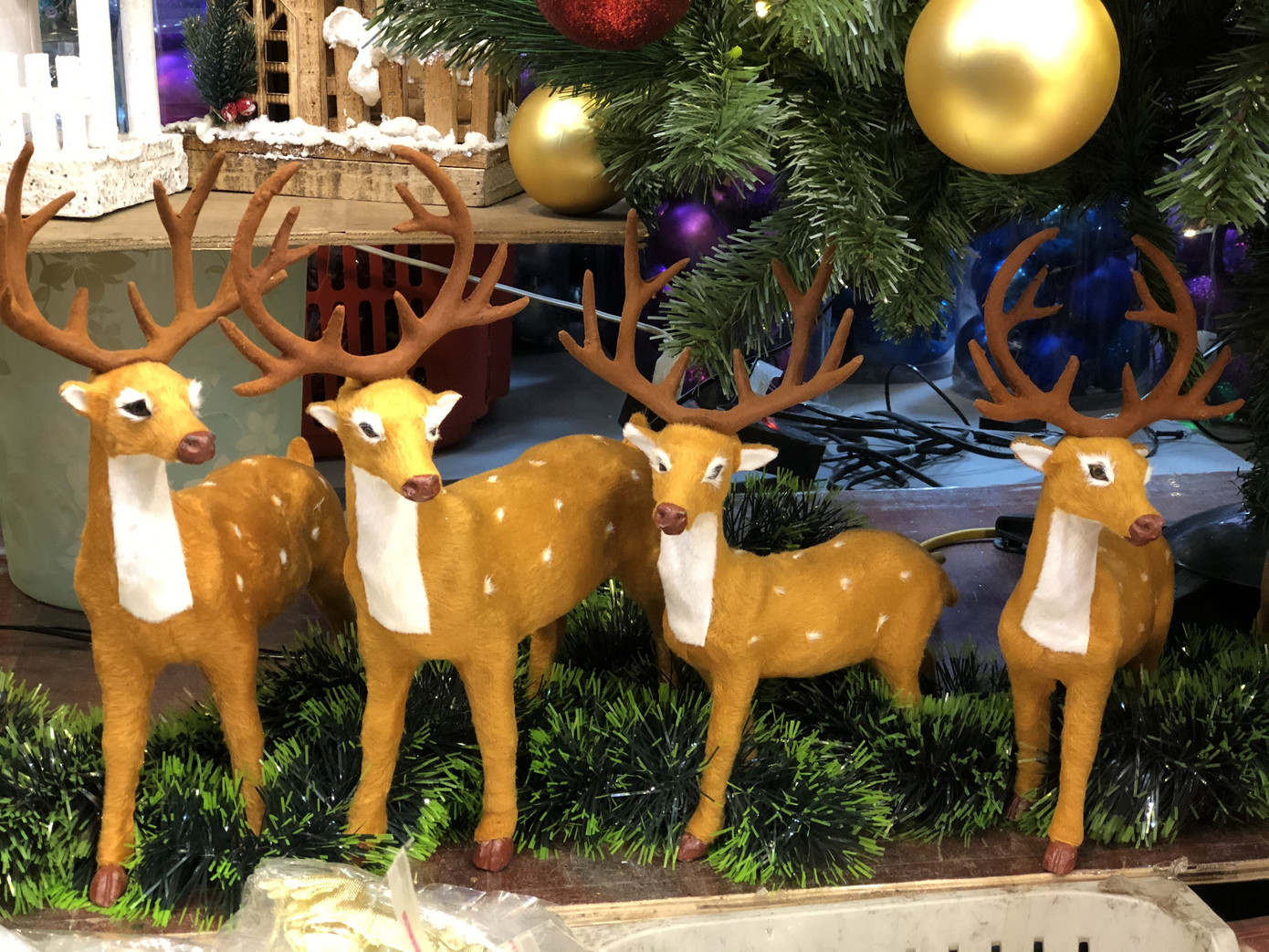 Nhộn nhịp thị trường đồ trang trí, quà tặng Noel ảnh 4