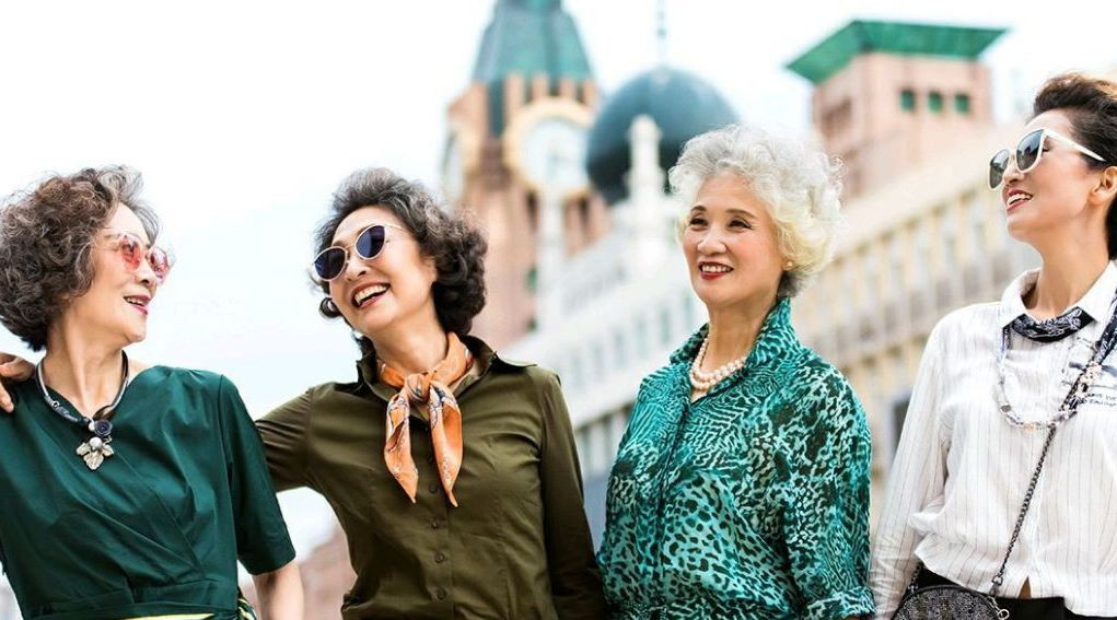 4 'bà bà' biến đường phố thành sàn diễn thời trang gây 'sốt' cộng đồng mạng ảnh 9