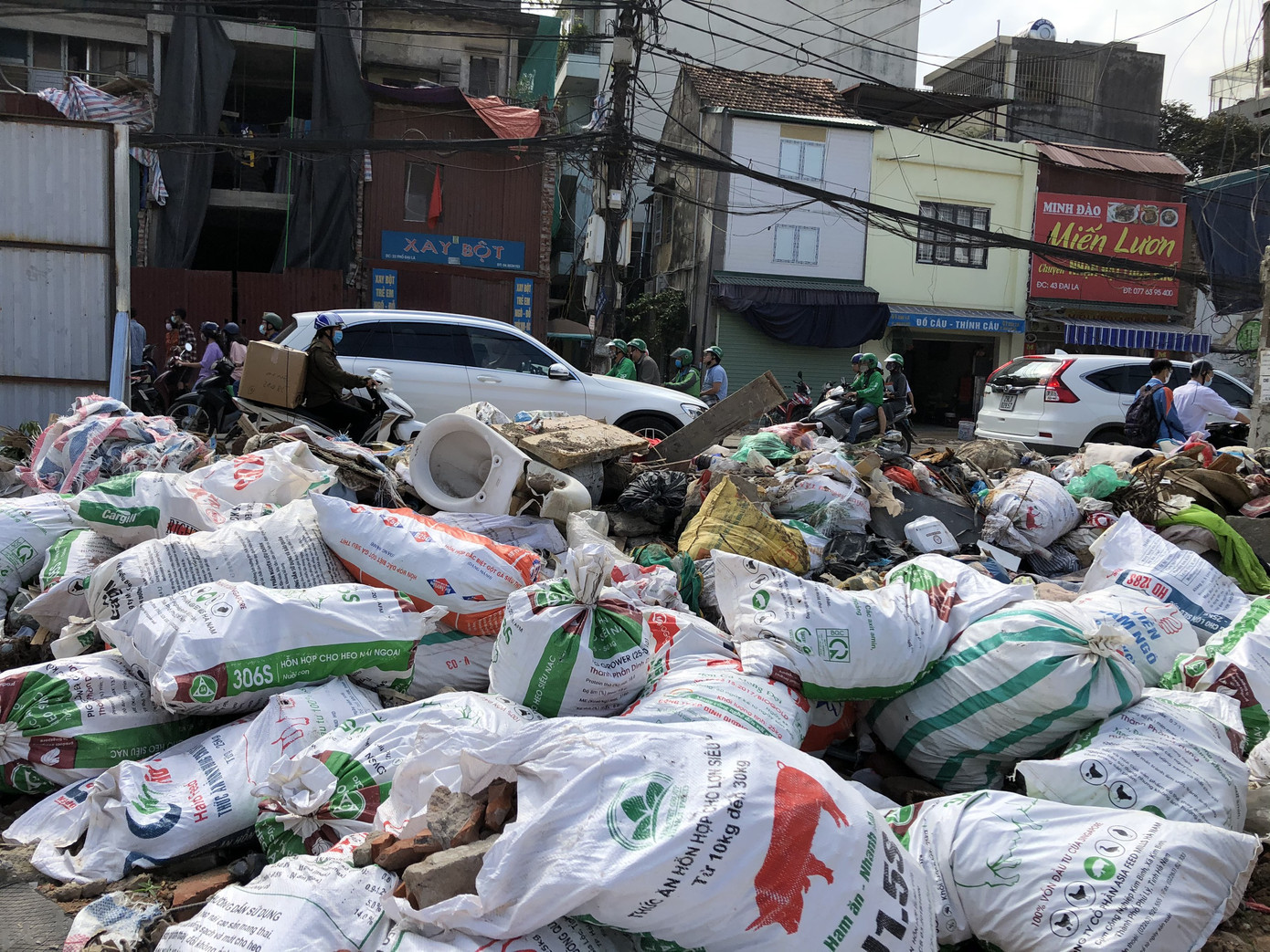 Hàng loạt 'bãi rác' tự phát gây ô nhiễm đường phố Hà Nội ảnh 2