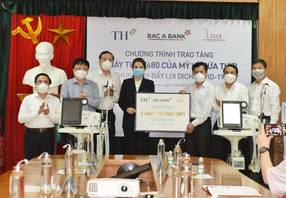 Bà Trần Thị Như Trang, Giám đốc quỹ Vì Tầm vóc Việt (thứ 4 từ trái sang) tặng 2 máy thở cho tỉnh Nghệ An Nhóm doanh nghiệp của doanh nhân Thái Hương tặng thêm 2 máy thở chống COVID-19 ảnh 1