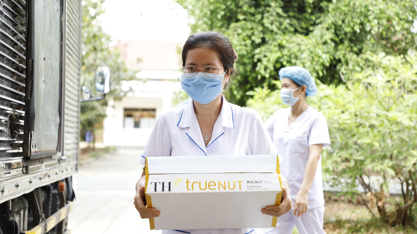 Chương trình trao tặng 1 triệu ly sữa chung tay đẩy lùi Covid đã mang tới nguồn dinh dưỡng tươi, sạch, tiếp sức lực lượng tuyến đầu chống dịch Covid-19 Nhóm doanh nghiệp của doanh nhân Thái Hương tặng thêm 2 máy thở chống COVID-19 ảnh 2