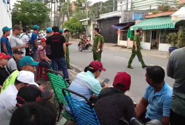 Vụ chủ phòng gym dùng kiếm chém người: Hàng trăm tài xế vây trụ sở công an ảnh 1