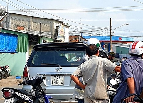 Cảnh sát nổ súng khống chế nhóm giang hồ tấn công nhà dân ảnh 1