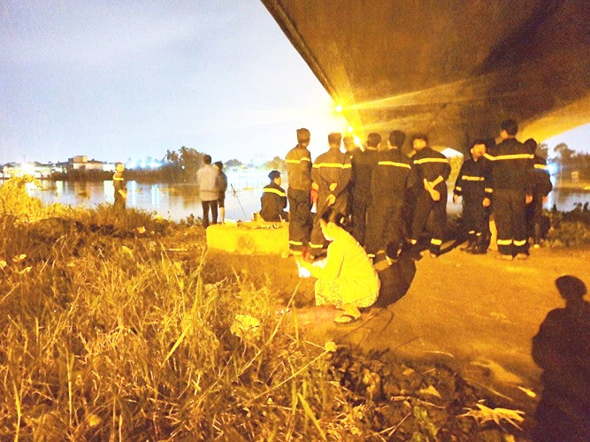 Người nhái đang tích cực tìm kiếm nạn nhân mất tích trên sông Sài Gòn ảnh 2