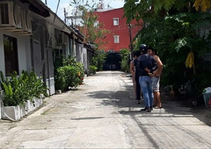 Thanh niên bị nhóm người truy đuổi đâm gục tại chỗ ảnh 1