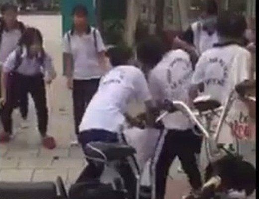 Nữ sinh trường THCS ở Bình Dương bị đánh hội đồng: Bạn bè không dám can ngăn ảnh 1