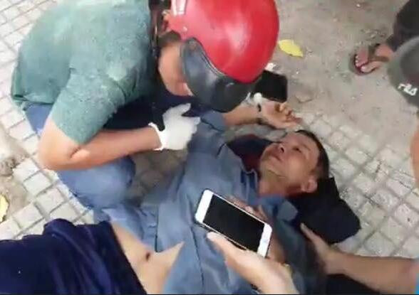 Người đàn ông bị đôi nam nữ chặn đường đập đánh dã man ảnh 1