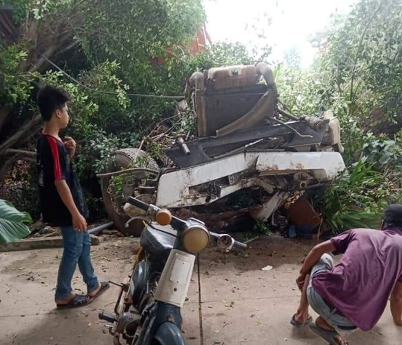 Xe container tông sập nhà dân sau khi tông nát đầu xe ben ảnh 4