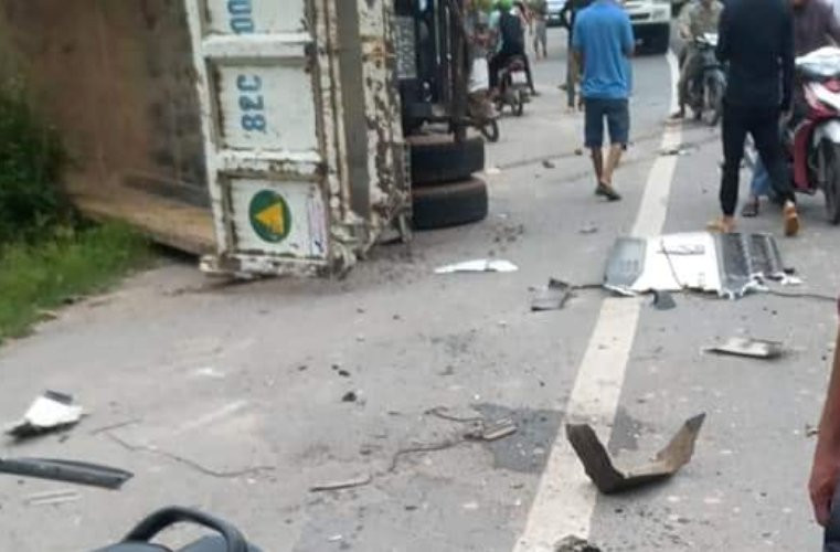 Xe container tông sập nhà dân sau khi tông nát đầu xe ben ảnh 6