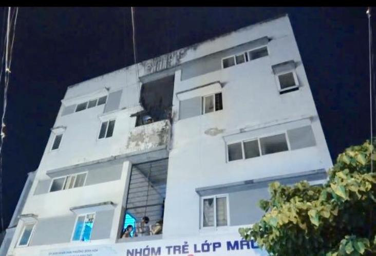 Công an phong toả hiện trường điều tra nam thanh niên treo cổ trong nhà trọ ảnh 1