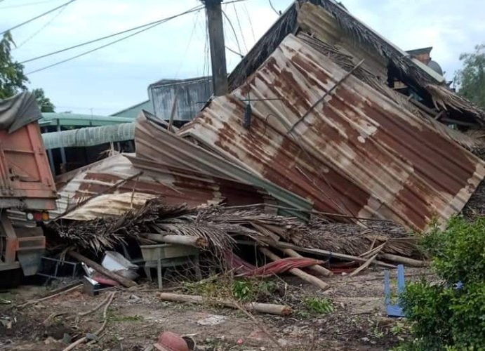 Xe container tông sập nhà dân sau khi tông nát đầu xe ben ảnh 2