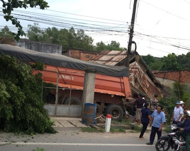 Xe container tông sập nhà dân sau khi tông nát đầu xe ben ảnh 3
