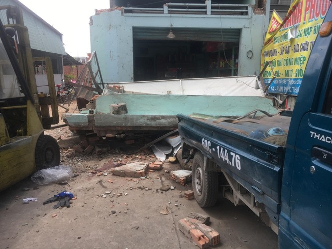 Tường nhà đổ sập ở Bình Dương khiến hai người nguy kịch ảnh 1