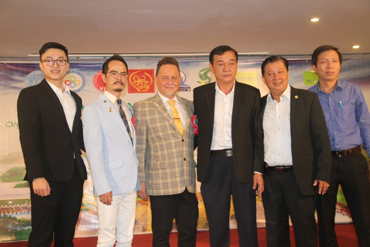 Hoa hậu Thái Lan dẫn thú cưng đến Việt Nam dự thi Hoa hậu chó ảnh 12