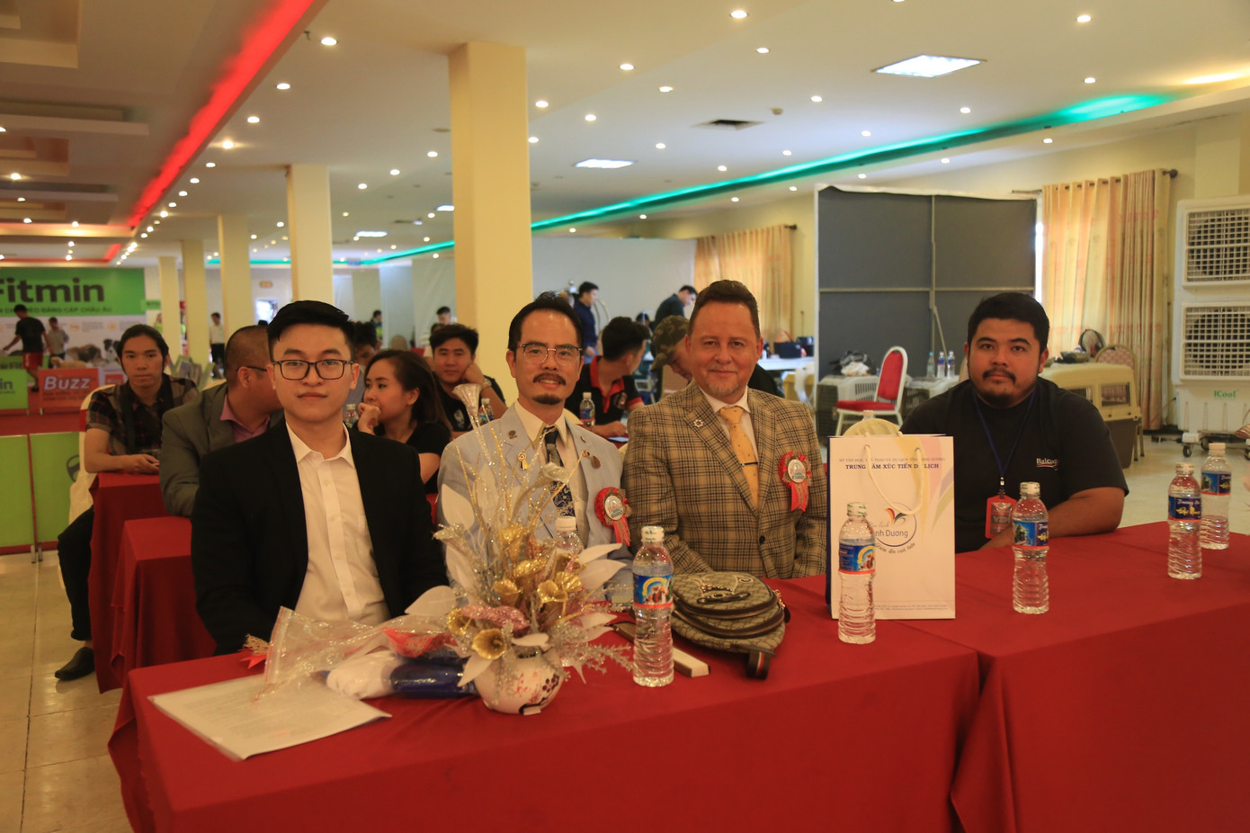 Hoa hậu Thái Lan dẫn thú cưng đến Việt Nam dự thi Hoa hậu chó ảnh 11