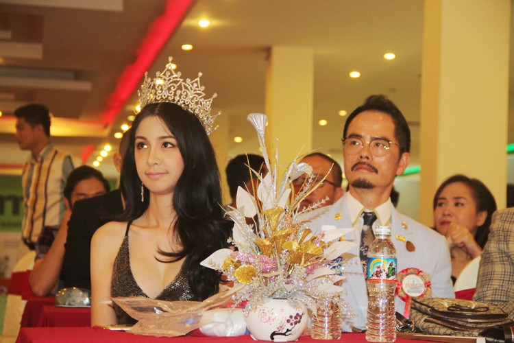 Hoa hậu Thái Lan dẫn thú cưng đến Việt Nam dự thi Hoa hậu chó ảnh 2