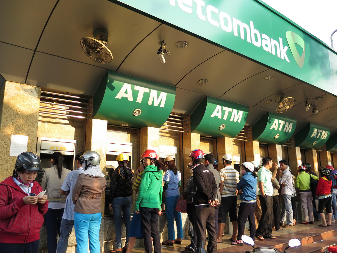 Khử trùng toàn bộ khu vực giao dịch tiền mặt, kho quỹ và máy ATM ảnh 1