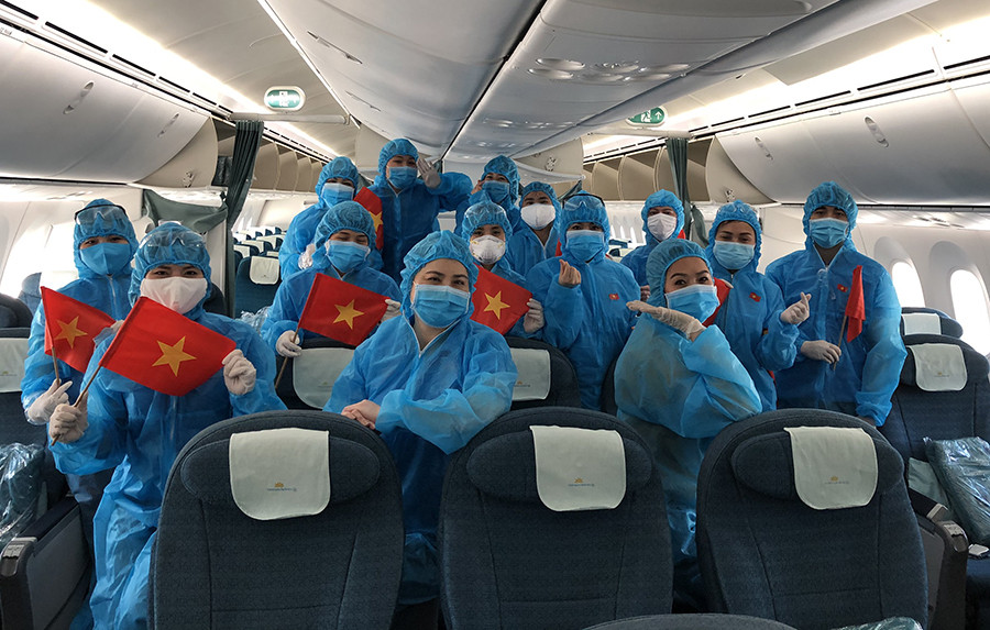 93 công dân Việt Nam ở Anh được đón về Vân Đồn ảnh 4