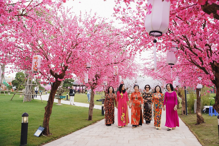 Bộ ảnh áo dài rực rỡ của ‘hội bạn thân U60’ gây sốt ở lễ hội hoa xuân Vinhomes ảnh 10