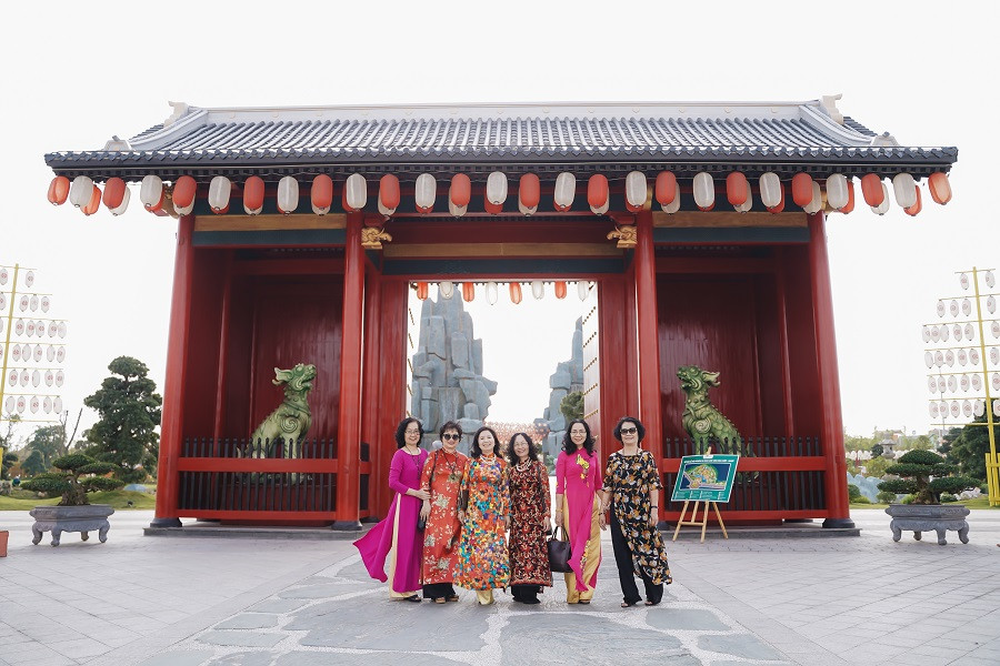 Bộ ảnh áo dài rực rỡ của ‘hội bạn thân U60’ gây sốt ở lễ hội hoa xuân Vinhomes ảnh 9