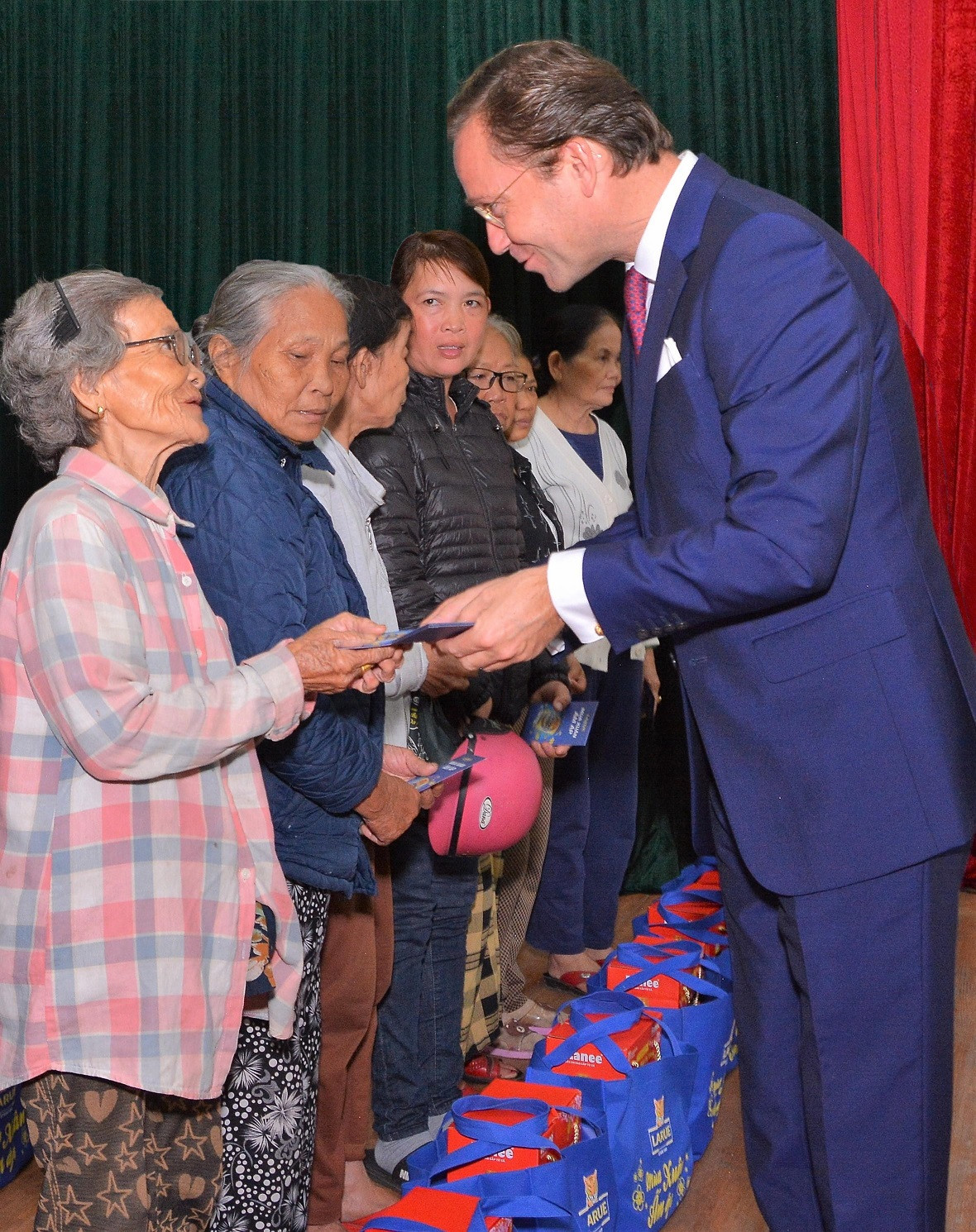 HEINEKEN Việt Nam tặng gần 5.000 phần quà cho các gia đình khó khăn ảnh 2