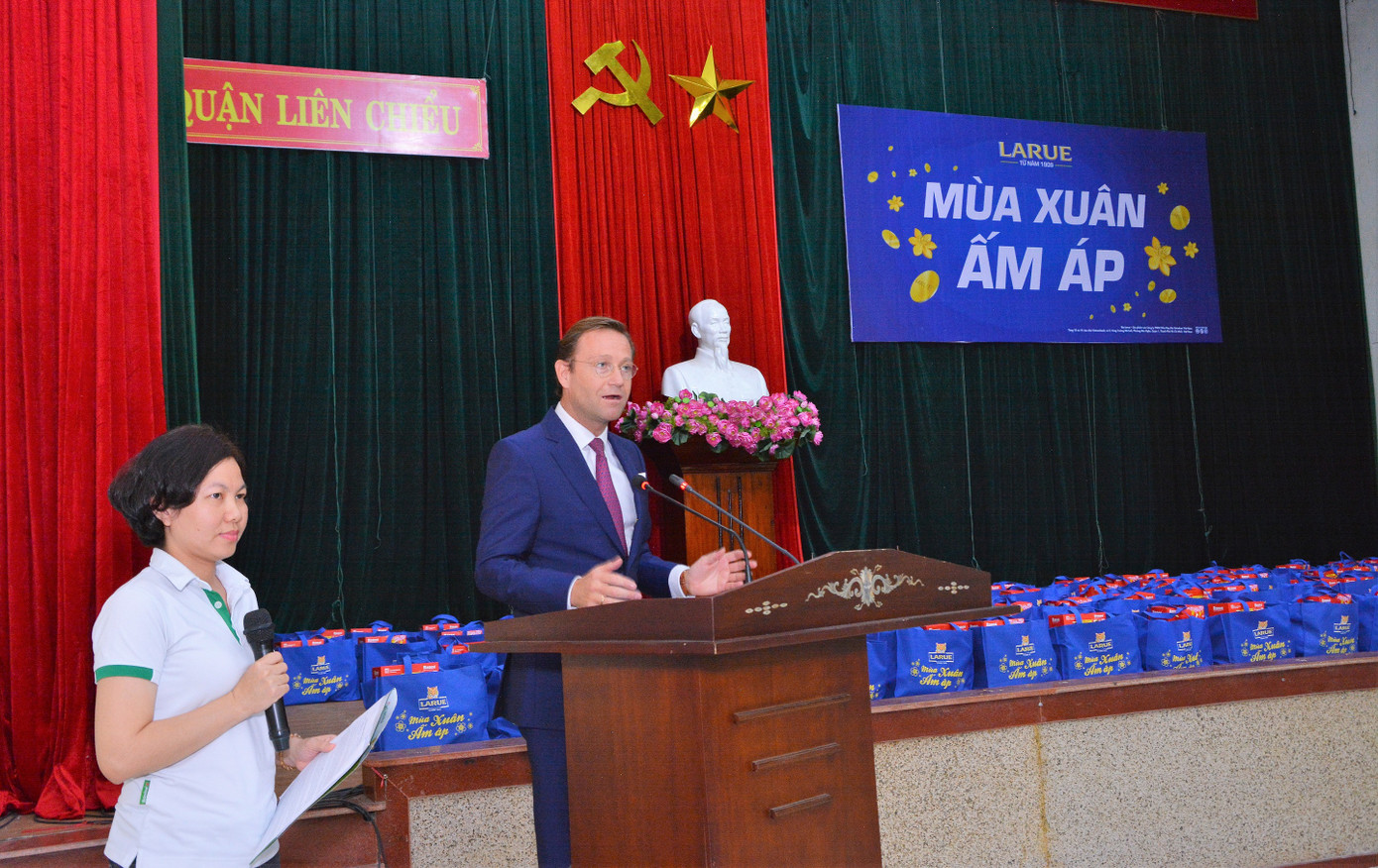 HEINEKEN Việt Nam tặng gần 5.000 phần quà cho các gia đình khó khăn ảnh 1