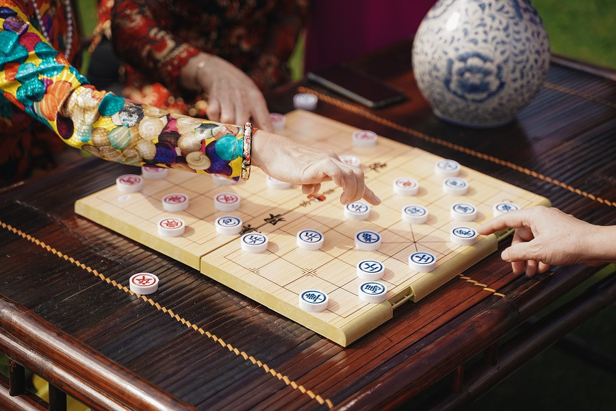 Bộ ảnh áo dài rực rỡ của ‘hội bạn thân U60’ gây sốt ở lễ hội hoa xuân Vinhomes ảnh 4