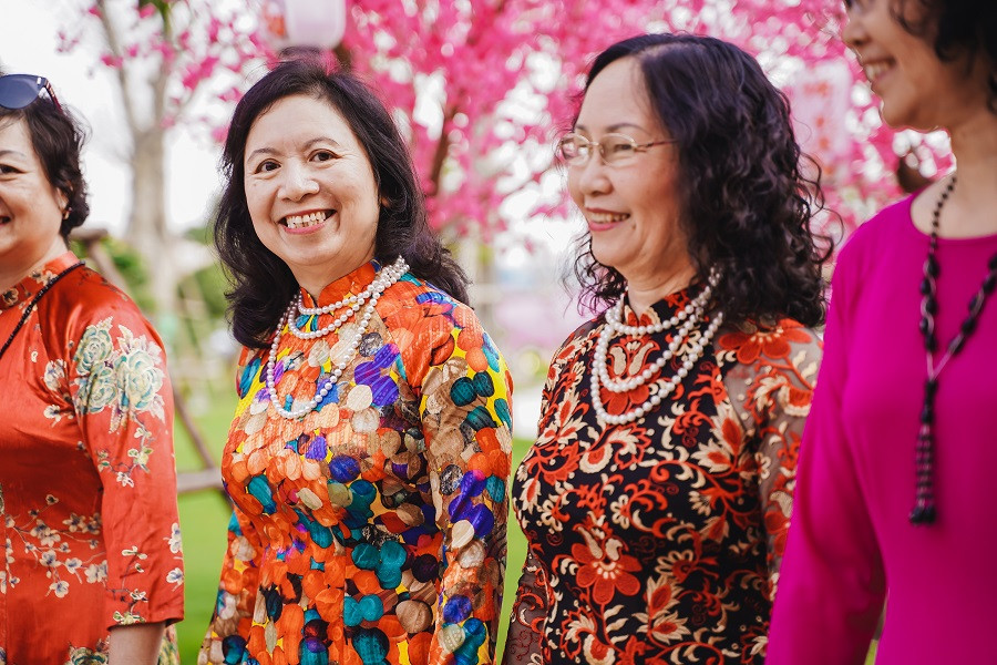 Bộ ảnh áo dài rực rỡ của ‘hội bạn thân U60’ gây sốt ở lễ hội hoa xuân Vinhomes ảnh 2