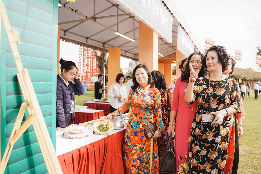 Bộ ảnh áo dài rực rỡ của ‘hội bạn thân U60’ gây sốt ở lễ hội hoa xuân Vinhomes ảnh 8